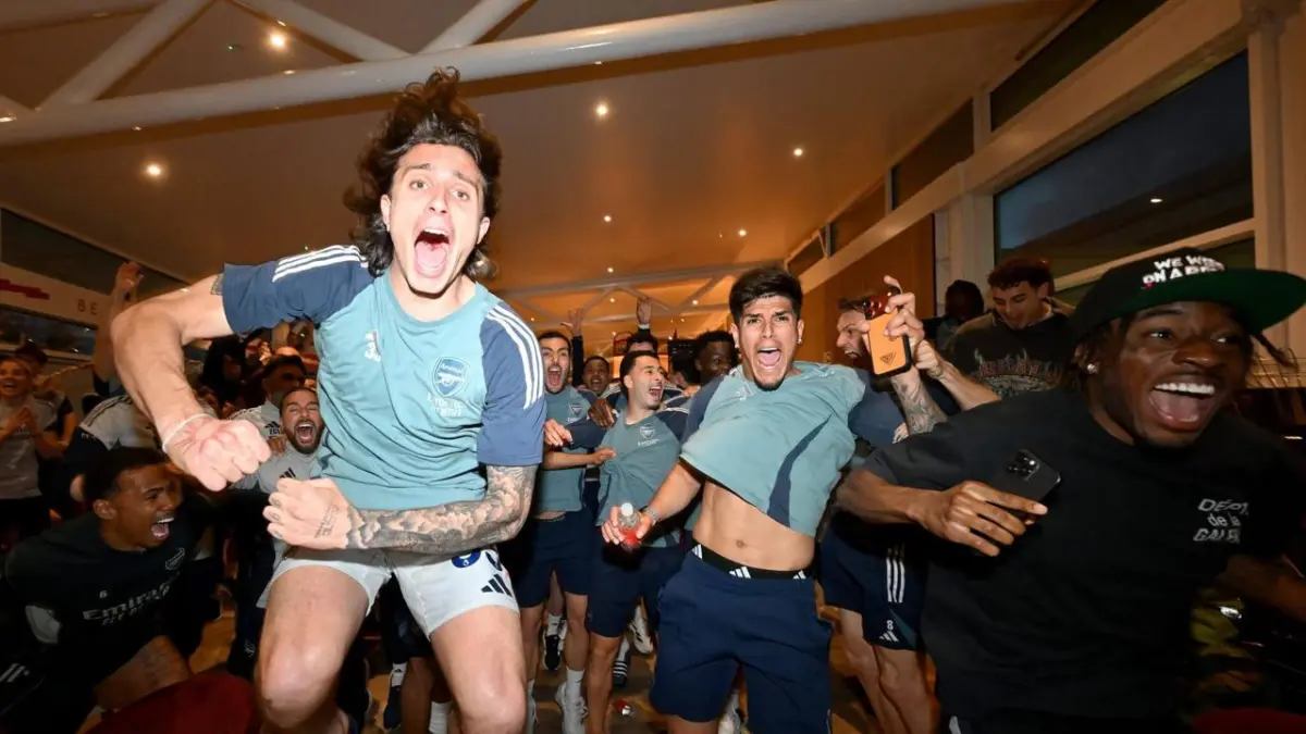 Detik-detik Kehebohan Pemain dan Staf Arsenal Rayakan Gelar Juara Liga Inggris, Akhiri Penantian 22 Tahun (X.com/Arsenal)