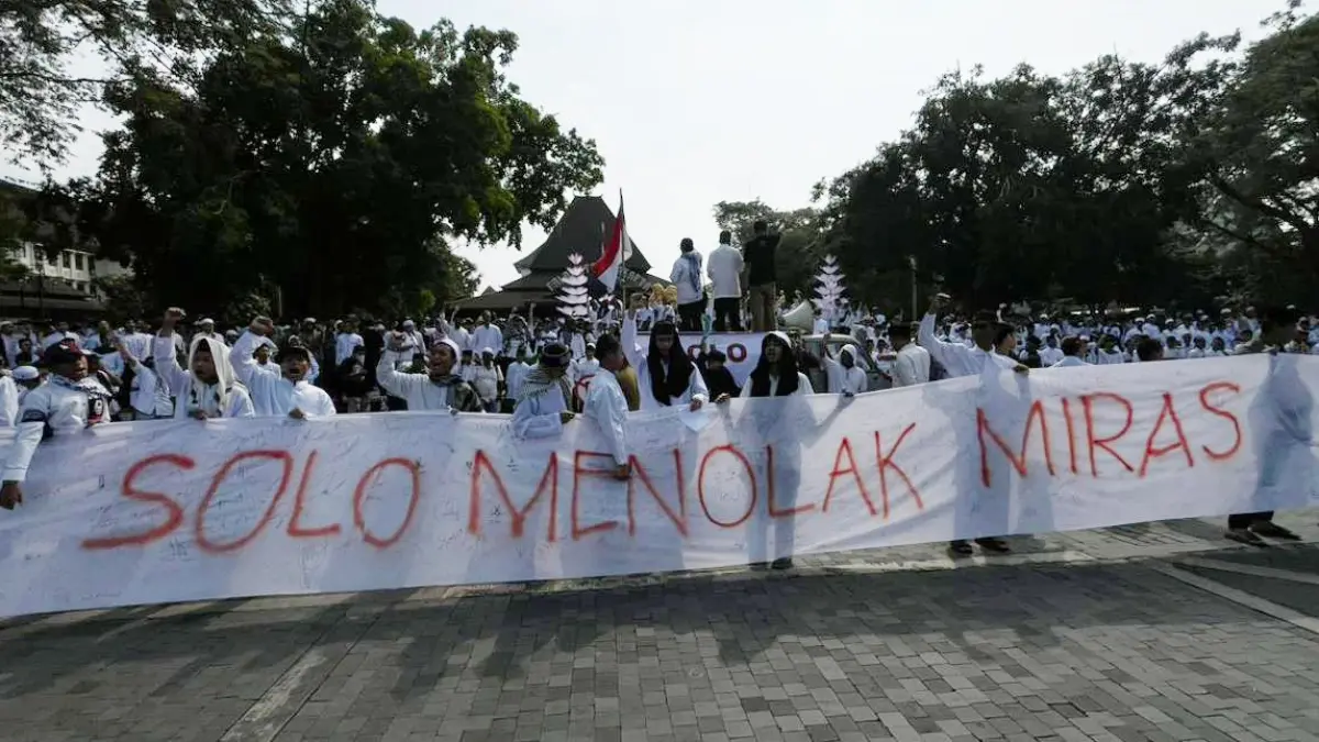 Forum Njogo Solo gelar aksi di depan Balai Kota Solo, Rabu (20/5/2026). (M. IHSAN/RADAR SOLO)