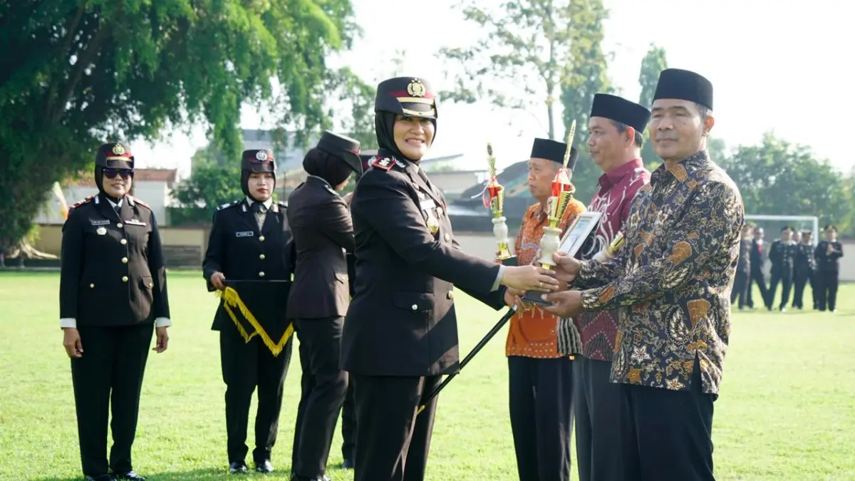 Kapolres Sragen AKBP Dewiana Syamsu Indysari memberikan penghargaan kepada pemenang lomba satkamling. (Ahmad Khairudin/Radar Solo)