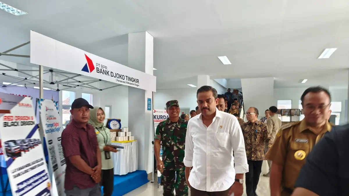 Menteri Koperasi dan UMKM Maman Abdurrahman kunjungi Sentra Industri Kreatif dan Kerajinan (SIKK) Sragen, Rabu (20/5/2026). (Ahmad Khairudin/Radar Solo)