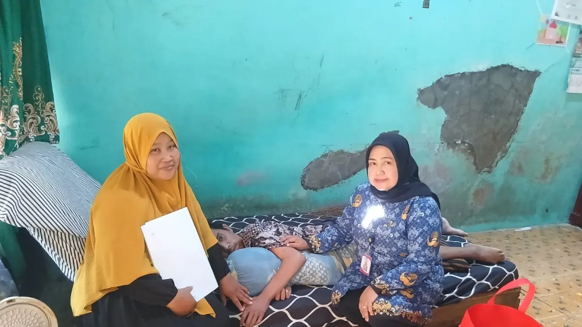 
PEDULI: PMI Sukoharjo sambangi rumah Bambang Suwardi di Desa Mranggen, Polokarto, kemarin (20/5). (IWAN KAWUL/RADAR SOLO)