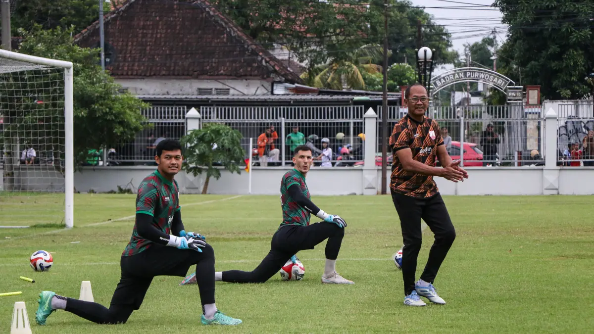PEMANASAN: Kiper Persis Solo M. Riyandi dan Vukasin Vranes saat jalani latihan di Lapangan Kota Barat, Rabu (20/5). (M. IHSAN/RADAR SOLO )
