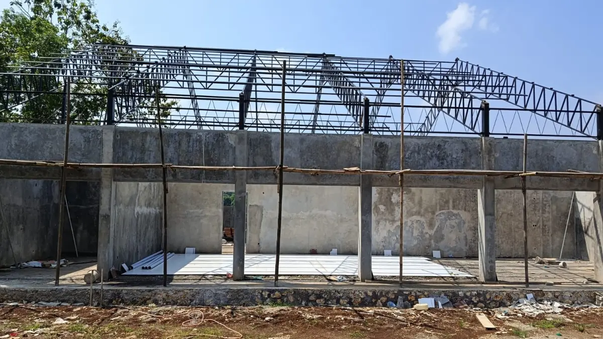 Pembangunan gedung Koperasi Desa/Kelurahan Merah Putih (KDKMP) di Desa Wonodadi, Kecamatan Pracimantoro, Wonogiri yang sempat mandek. (ISTIMEWA)