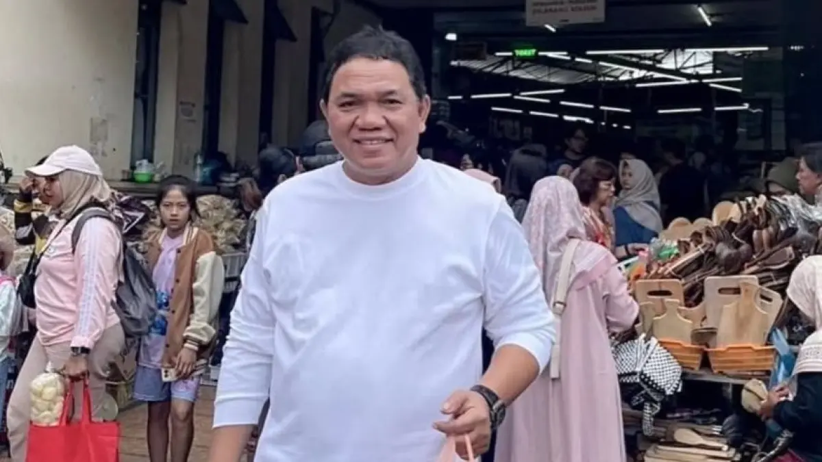 Presiden Klub Madura United, Achsanul Qosasi saat berkunjung ke Pasar Gede. (Instagram Achsanul Qosasi)
