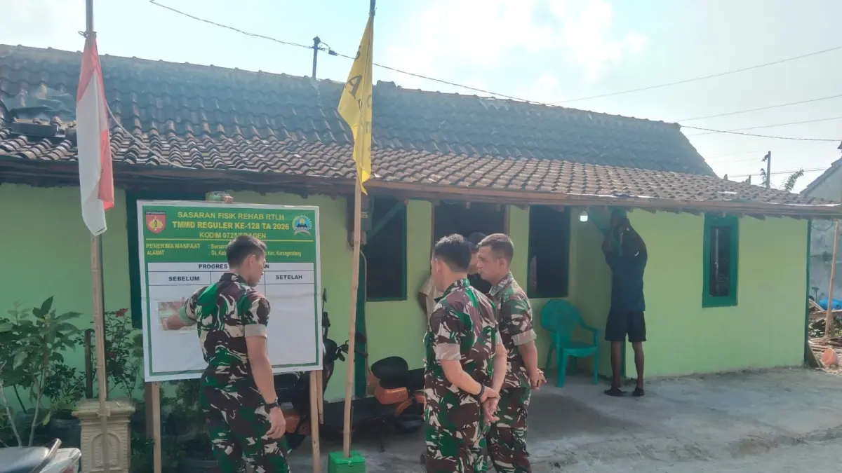 Satgas TMMD Kodim 0725/Sragen mengecek salah satu RTLH yang direhab. (Ahmad Khairudin/Radar Solo)