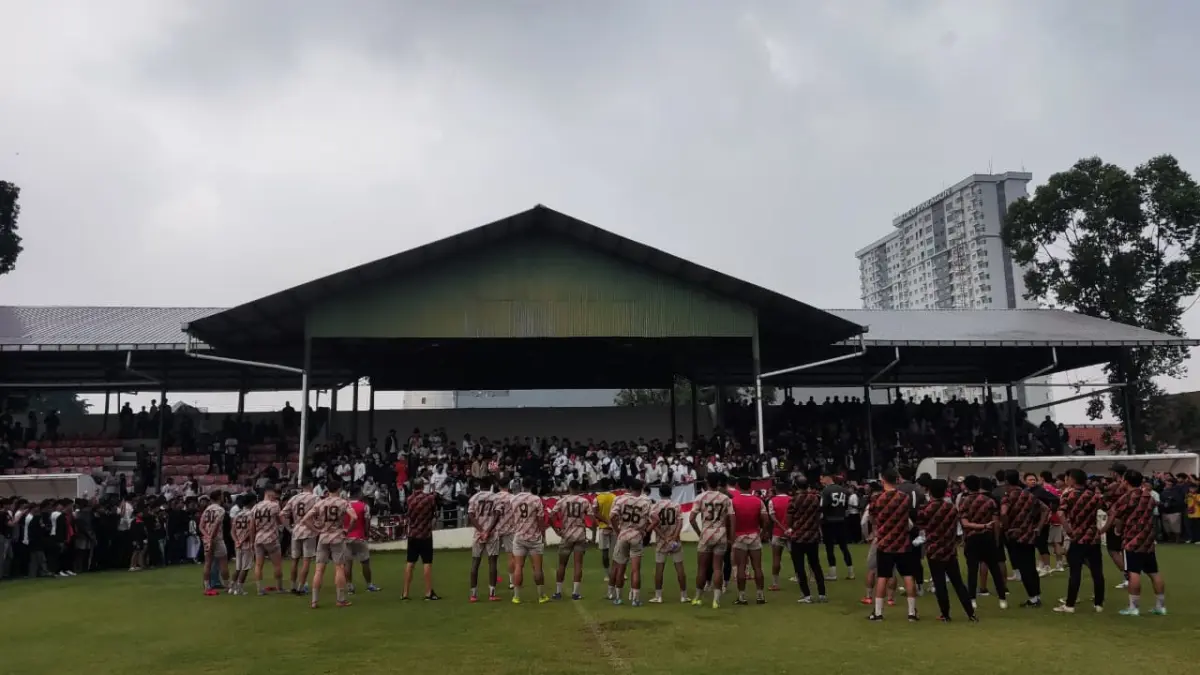 Suporter Persis Solo memberi dukungan ke tim saat jalani sesi latihan di Lapangan Kotabarat, Rabu sore (20/5), jelang laga melawan Persita Tangerang di Banten International Stadium (23/5). (HERNINDYA JALU/RADAR SOLO)