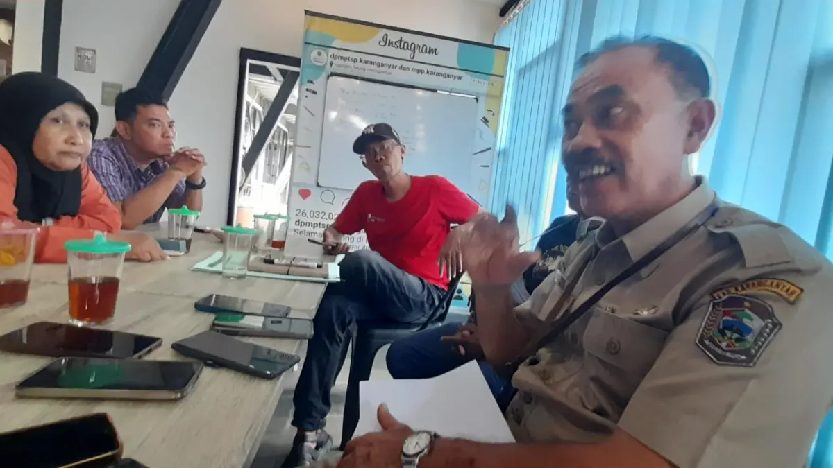 Asisten II Sekretariat Daerah Kabupaten Karanganyar Titis Sri Jawoto beberkan kendala proyek infrastruktur di Karanganyar. (Rudi Hartono/Radar Solo)