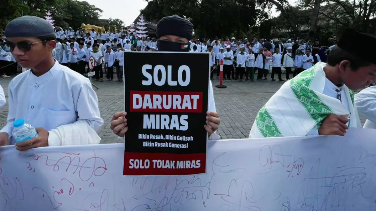 Demo tentang tuntutan penolakan peredaran miras digelar di depan Balai Kota Solo, Rabu (20/5/2026). (M. IHSAN/RADAR SOLO