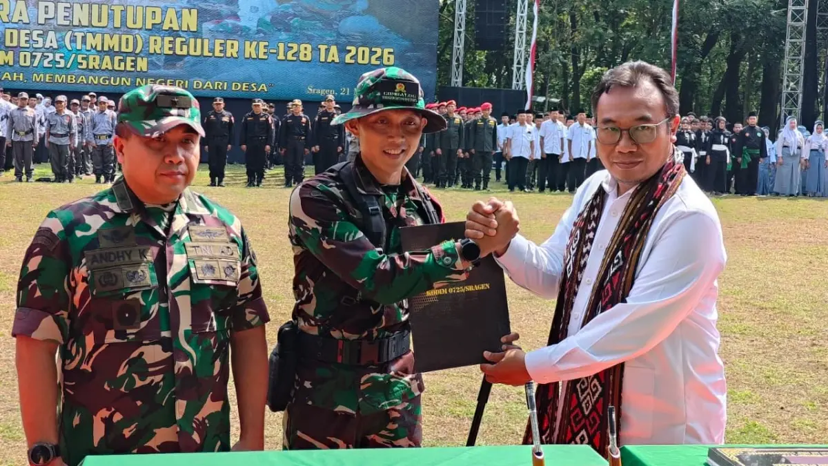Kasdam IV/Diponegoro Brigjen TNI Mohammad Andhy Kusuma (kiri), Dandim 0725 Sragen Letkol Inf Dindin Rohidin (tengah), dan Bupati Sragen Sigit Pamungkas saat penutupan TMMD Reguler Ke-128 di Karangmalang, Sragen, Kamis (21/5/2026). (Ahmad Khairudin/Radar Solo)