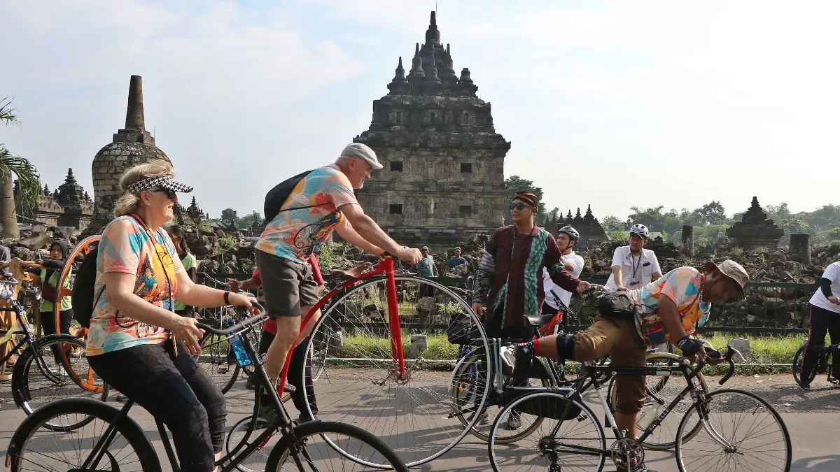 Kegiatan bersepeda bertajuk Social Culture Ride yang diikuti Bupati Klaten Hamenang, sejumlah Duta Besar dan para delegasi internasional dengan mengelilingi Kecamatan Prambanan dan sekitarnya, Kamis (21/5/2026). (ARIEF BUDIMAN/RADAR SOLO)