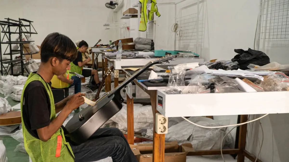 KOMPETITIF: Aktivitas di workshop Artisan Guitar Indonesia. Foto atas, Manajer Artisan Guitar Indonesia Panji Nata Kusuma. (DOK. PRIBADI) 