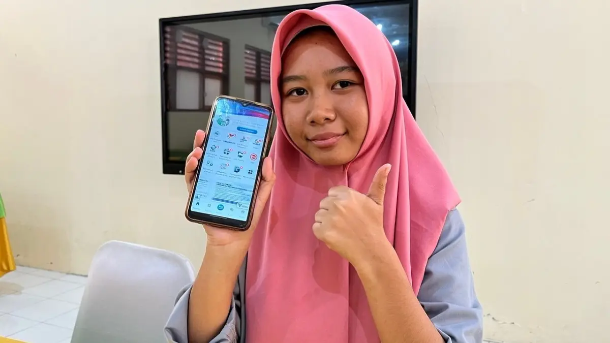 Linda saat memperlihatkan kepesertaan Jaminan Kesehatan Nasional (JKN) dari segmen Peserta Bukan Penerima Upah (PBPU) Pemerintah Kabupaten (Pemkab) Boyolali. (Dokumentasi BPJS Kesehatan Boyolali)