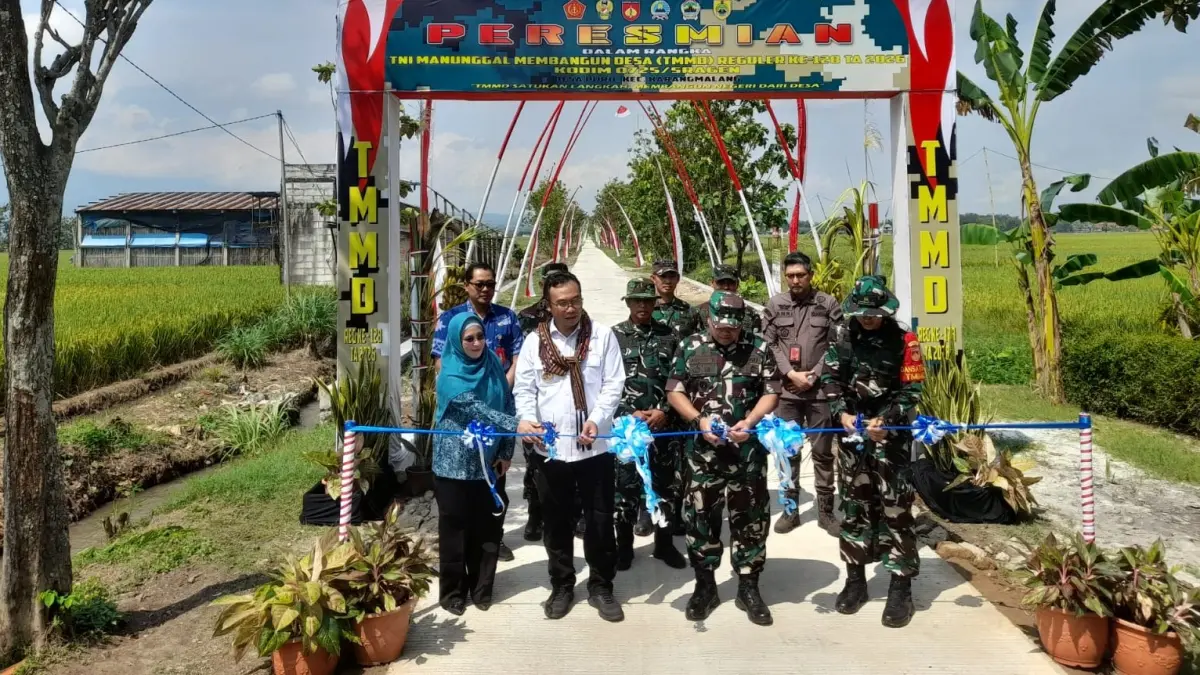 Pembukaan jalan cor hasil pembangunan TMMD di Desa Puro, Karangmalang, Sragen, Kamis (21/5/2026). (Ahmad Khairudin/Radar Solo)