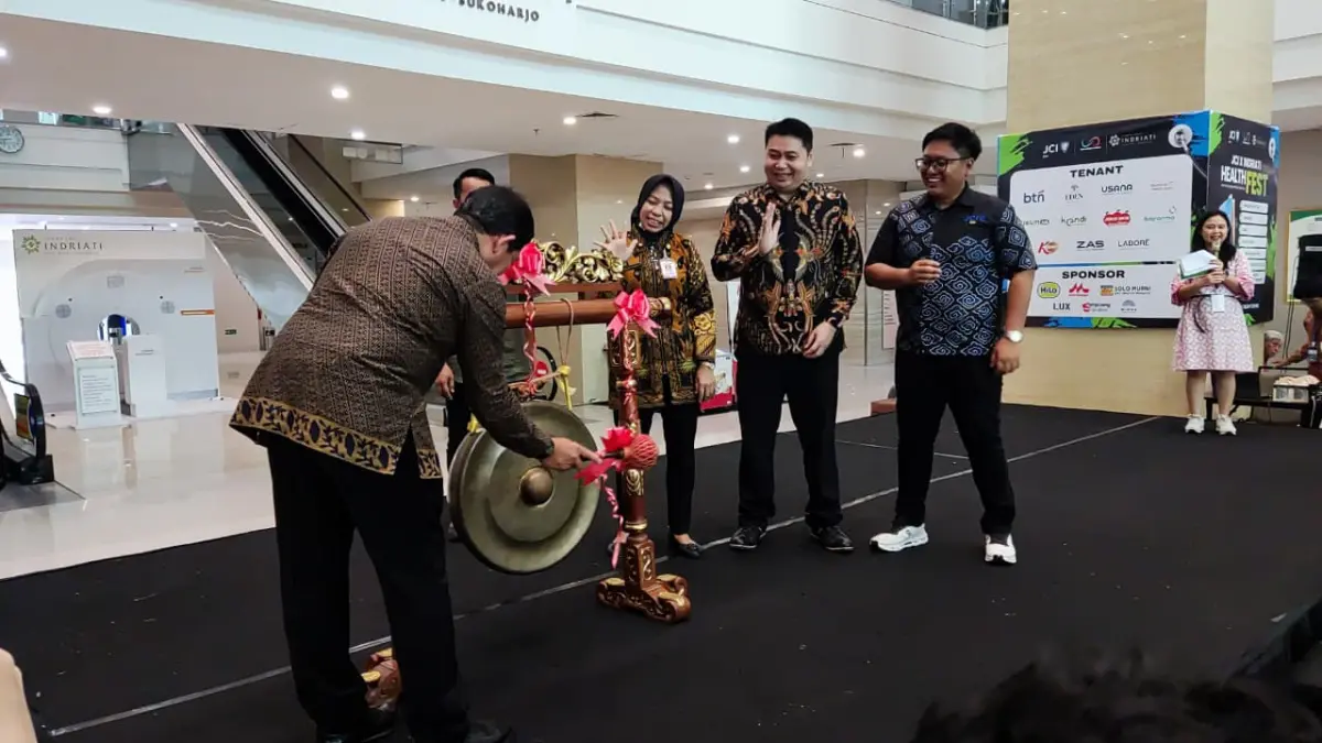 Prosesi simbolik pembukaan JCI x Indriati Health Fest 2026. (HERNINDYA JALU/RADAR SOLO)