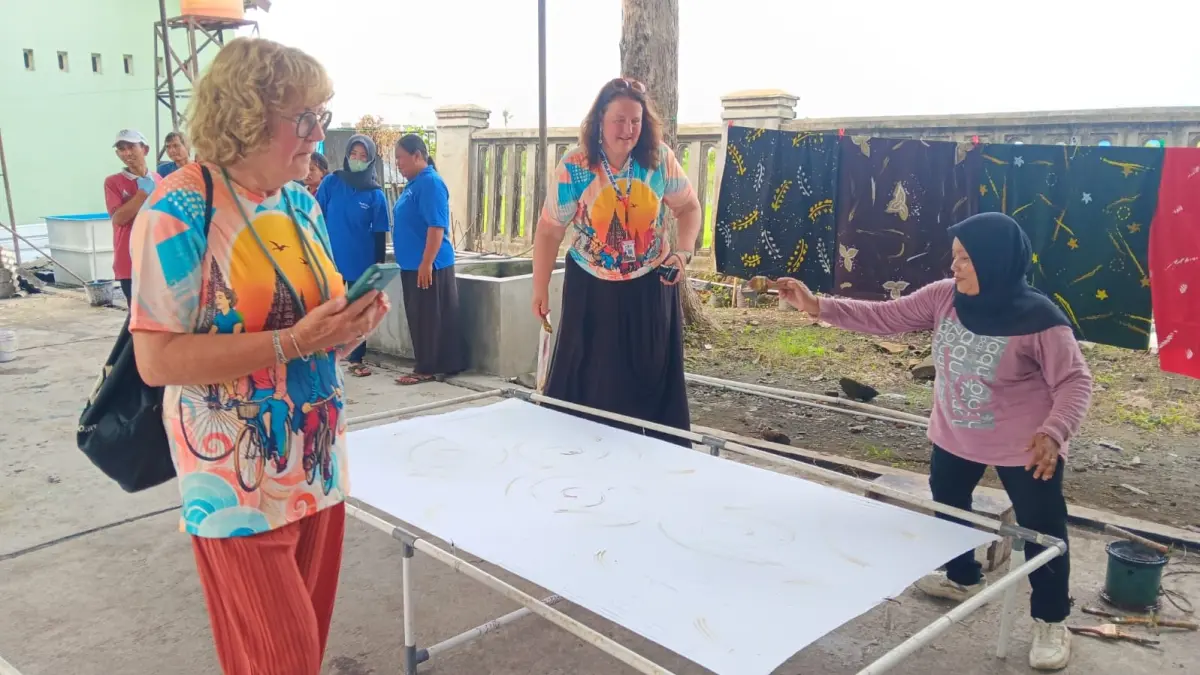 Rombongan pesepeda KLIC Fest saat menjajal memproduksi batik ciprat di Balai Desa Kemudo, Kecamatan Prambanan, Klaten. (Angga Purenda/Radar Solo)
