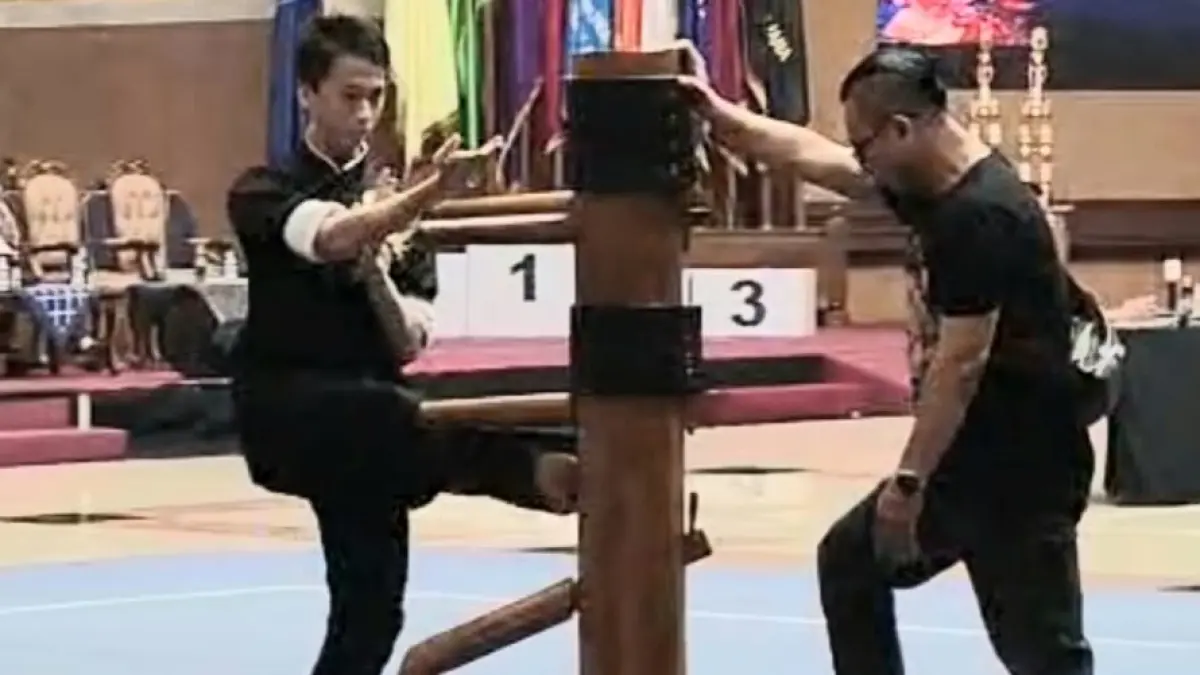 Shifu Jonathan Hendryk (kanan) saat melatih atletnya belajar jurus wing chun. (ISTIMEWA)