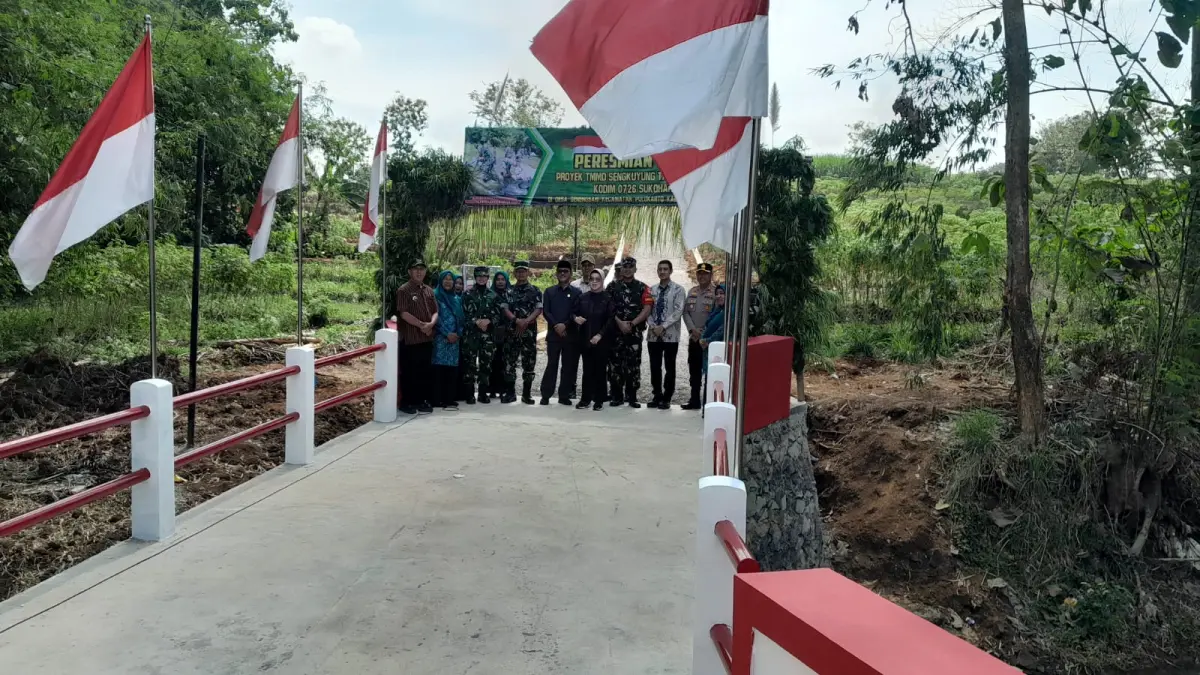 Simbolisasi peresmian hasil TMMD 2026 di Desa Genengsari, Kecamatan Polokarto, Kamis (21/5). (IWAN KAWUL/RADAR SOLO)