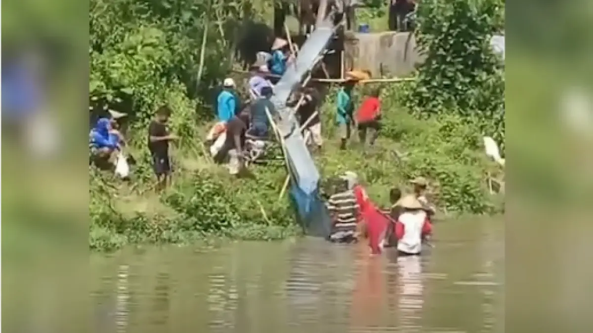 Tangkapan layar kegiatan penebaran ikan di Wonokerto, Wonogiri. Sebelum masuk sungai, ikan sudah dijaring warga. (ISTIMEWA)