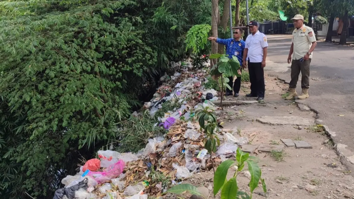 Tumpukan sampah di sekitar Pasar Gawok, Kecamatan Gatak yang mencemari lingkungan, Kamis (21/5). (Iwan Kawul/Radar Solo)