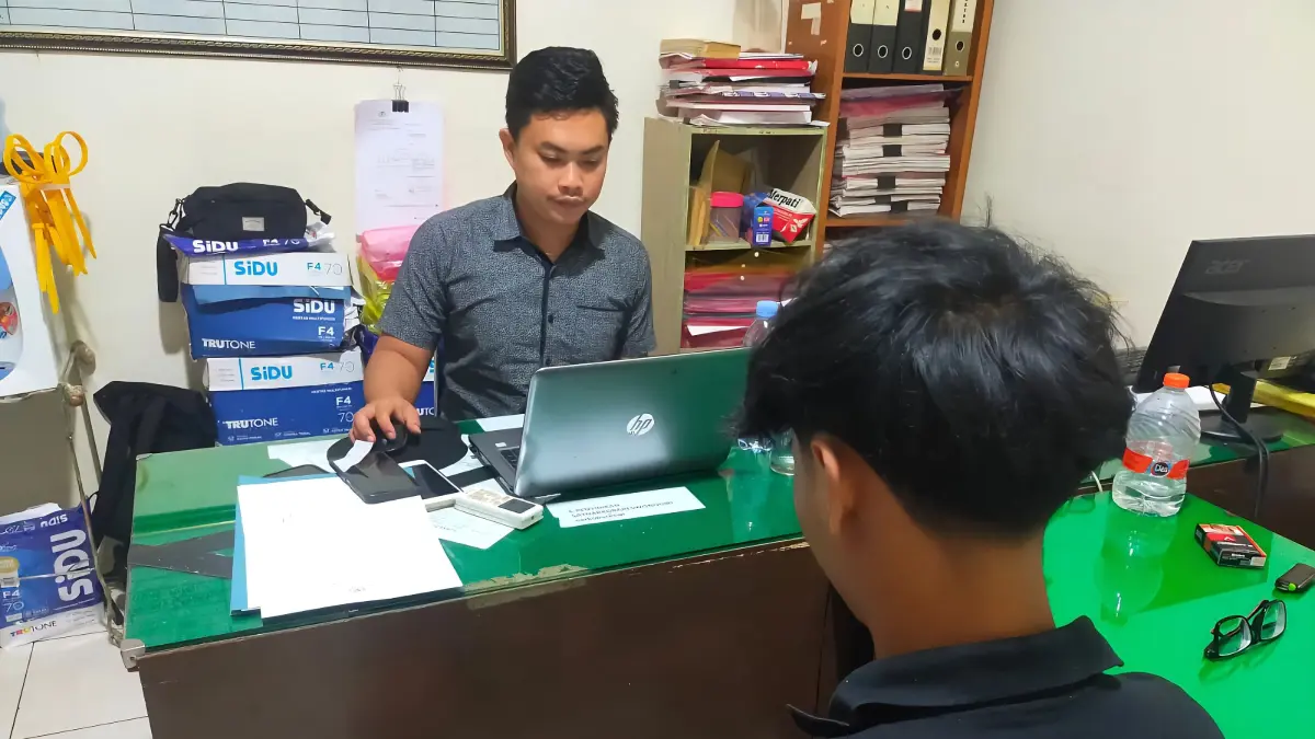 ADJ, 20, warga Desa Pagutan, Manyaran, Wonogiri diamankan poliri bersama ribuan butir obat terlarang yang diduga hendak diedarkan. (DOK.POLRES WONOGIRI)
