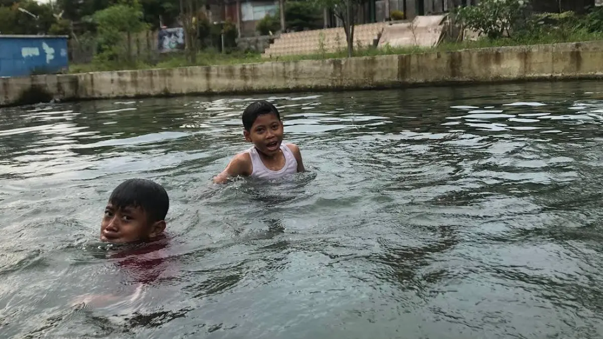 Anak-anak bermain di Umbul Gemuling, Dukuh Tegalsari, Desa Ngaru-Aru, Kecamatan Banyudono, Boyolali, Jumat (22/5/2026). (ABDUL KHOFID/RADAR SOLO)