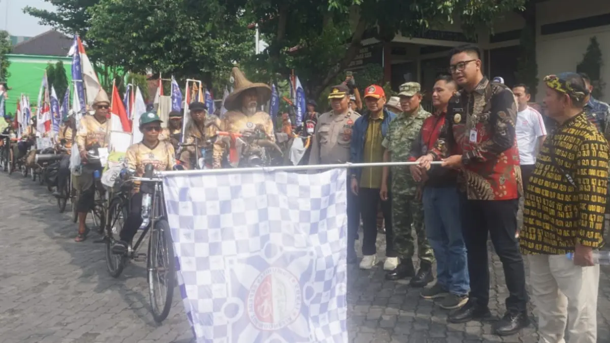 Bupati Klaten Hamenang Wajar Ismoyo saat melepas ratusan ontelis dan ontelista di halaman Gedung Paripurna DPRD Klaten menuju Kompleks Candi Prambanan, Klaten, Jumat (22/5/2026). (Angga Purenda/Radar Solo)
