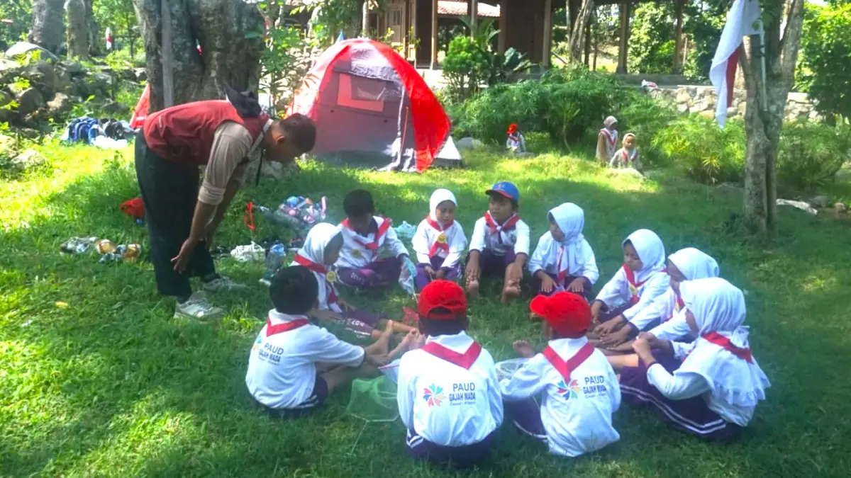 Ilustrasi anak-anak TK PAUD Gajah Mada Ceper Klaten saat melakukan interaksi dengan pendamping di alam terbuka sehingga terjalin komunikasi yang intensif. (ANGGA PURENDA/RADAR SOLO)