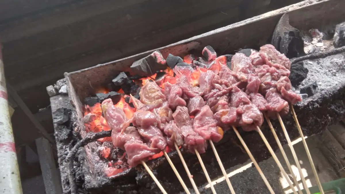 Menu sate kuda di warung. (Iwan Kawul/Radar Solo) 