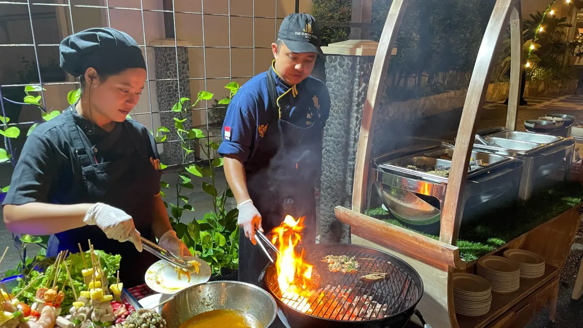 Program BBQ Buffet Dinner “Under The Moon” di The Sunan Hotel Solo.