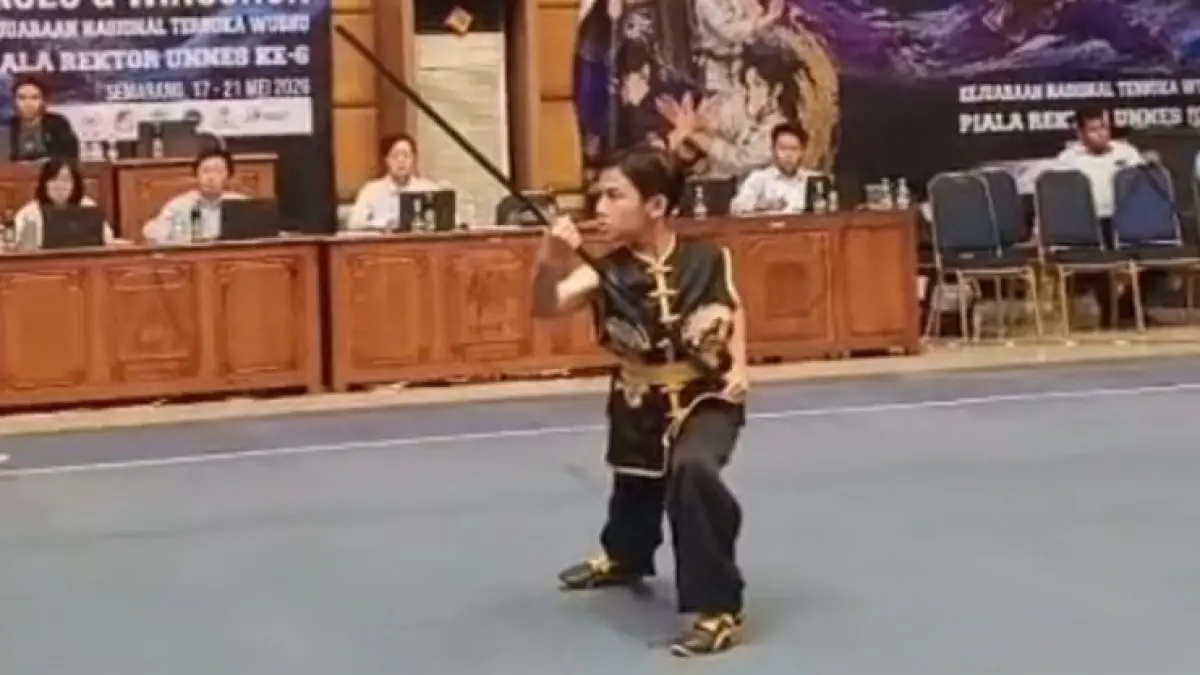 Salah satu atlet Sasana Purwa Aldaka Solo saat terjun di ajang Kejuaraan Nasional Terbuka Wushu Piala Rektor UNNES. (DOK. PURWA ALDAKA)