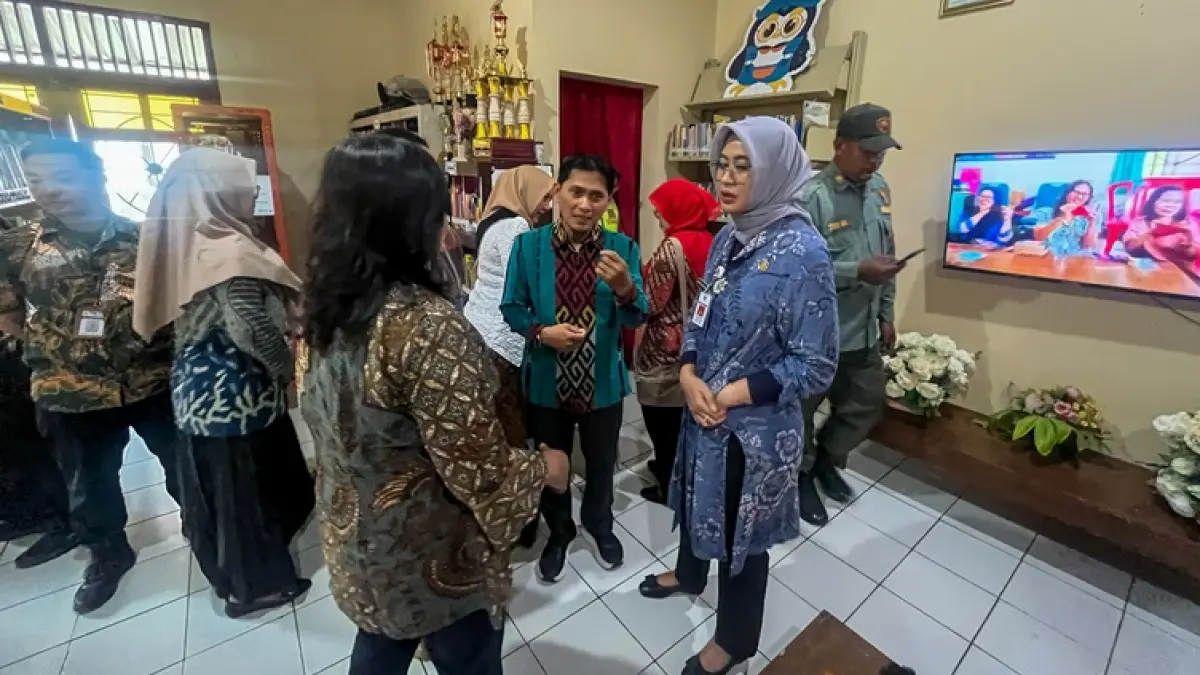 Wakil Wali Kota Solo Astrid Widayani menyambangi Perpustakaan Kelurahan Serengan, Jumat (22/5), yang masuk 6 besar lomba se jawa Tengah. (M Ihsan/Radar Solo)