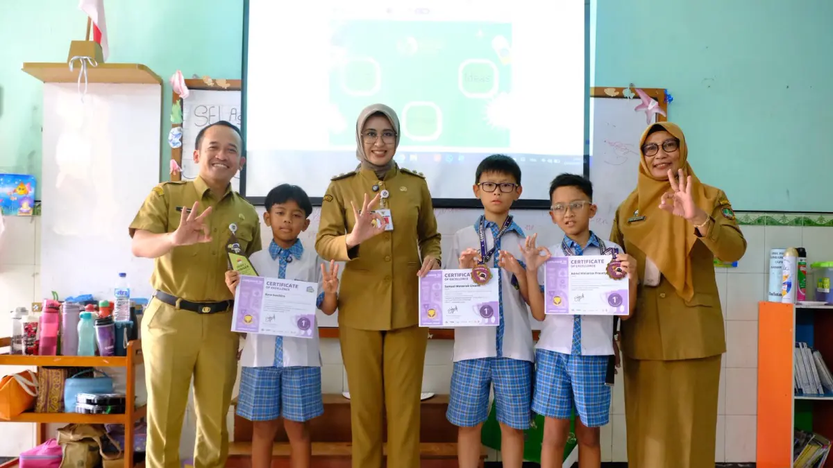 Wakil Wali Kota Solo Astrid Widayani (tengah) bersama tiga siswa SD Pangudi Luhur yang ciptakan EcoLogic, aplikasi pemilah sampah. (ALFIDA NURCHOLISAH/RADAR SOLO)