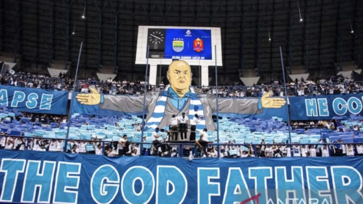 Bobotoh menampilkan karya koreografi pada laga pamungkas BRI Super League 2025/2026 antara Persib Bandung vs Persijap Jepara di Stadion Gelora Bandung Lautan Api (GBLA), Kota Bandung, Jawa Barat, Sabtu (23/5/2026). (ANTARA FOTO/Novrian Arbi)