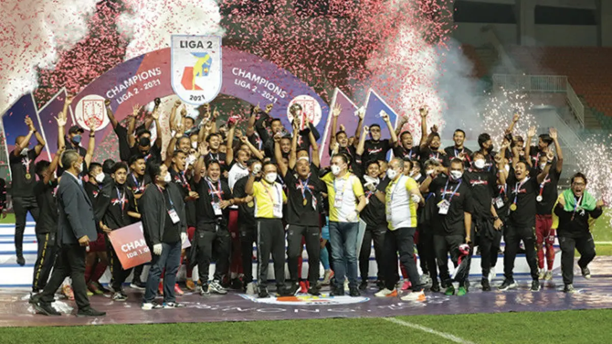 Kenangan skuad Persis Solo bersama jajaran ofisial dan manajemen saat merayakan seremonial juara liga 2 pada Desember 2021 lalu. (OFISIAL PERSIS SOLO FOR RADAR SOLO)