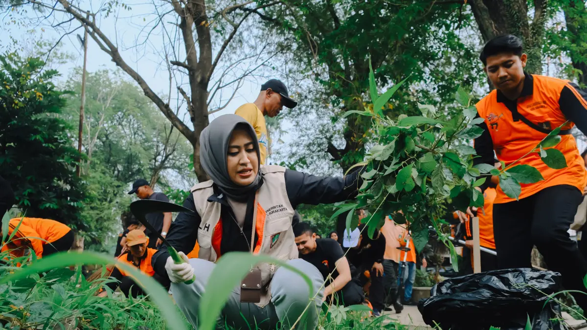 Peringati Harkitnas, Pemkot Solo gelar kerja bakti bersihkan Benteng Vastenburg. (DOK. PEMKOT SOLO) 