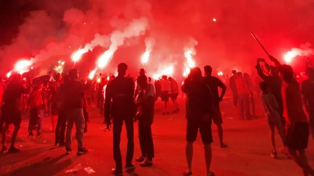 Suporter Persis usai nobar Persis vs Persita dalam laga pamungkas BRI Super League 2025/2026, dengan hasil Laskar Sambernyawa terdegradasi. (HERNINDYA JALU/RADAR SOLO)