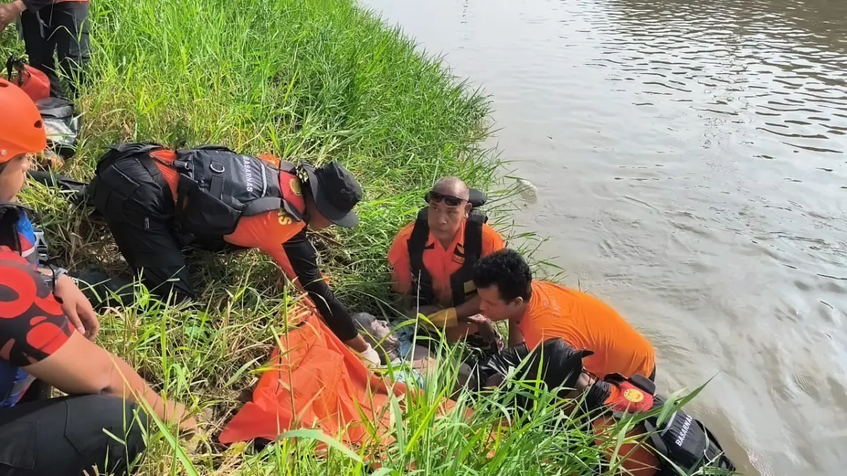 Tim SAR evakuasi jasad Sugiyo di sungai Banjir Kanal Barat Semarang, Sabtu (23/5/2026). (SAR Semarang)