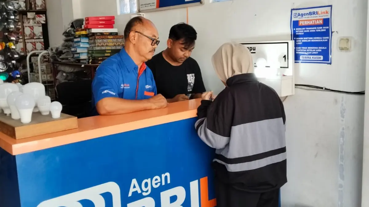 Bambang Margono mengawali pekerjannya sebagai pedagang keliling dari desa ke desa ini, kini mampu mengelola gerai Agen BRILink dengan volume transaksi harian yang stabil di kediamannya. (ISTIMEWA)