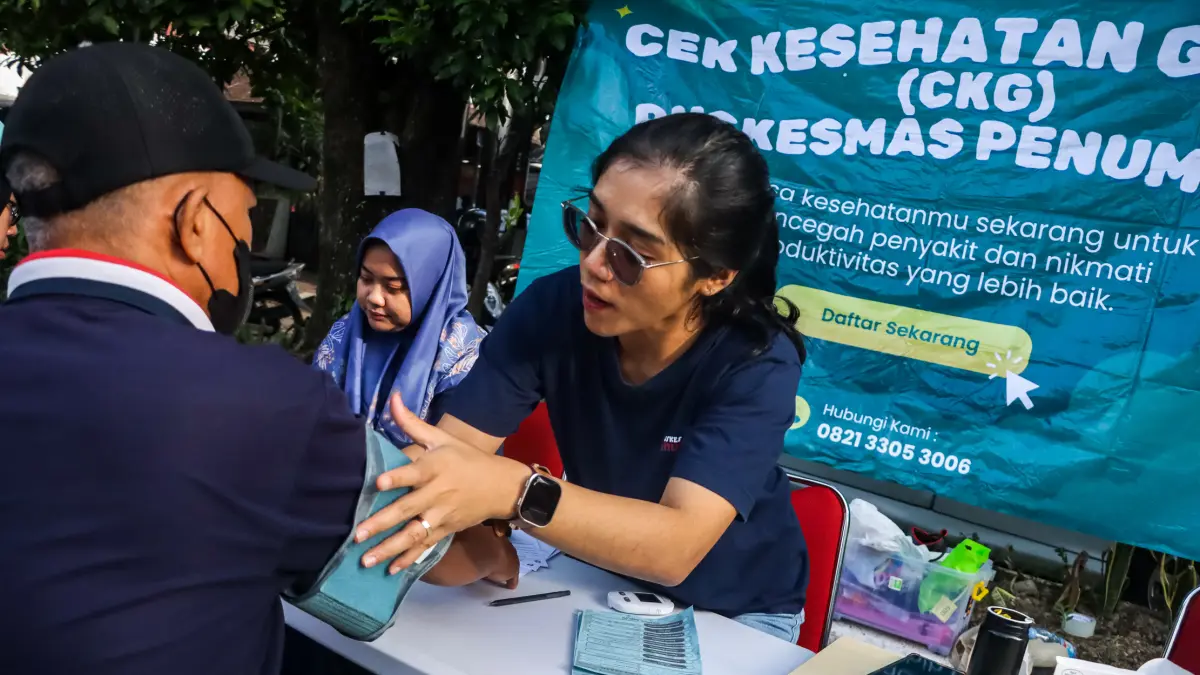 Ilustrasi perawat Puskesmas Penumping melayani masyarakat saat cek kesehatan gratis di Solo Car Free Day Jalan Slamet Riyadi. (M IHSAN/RADAR SOLO)