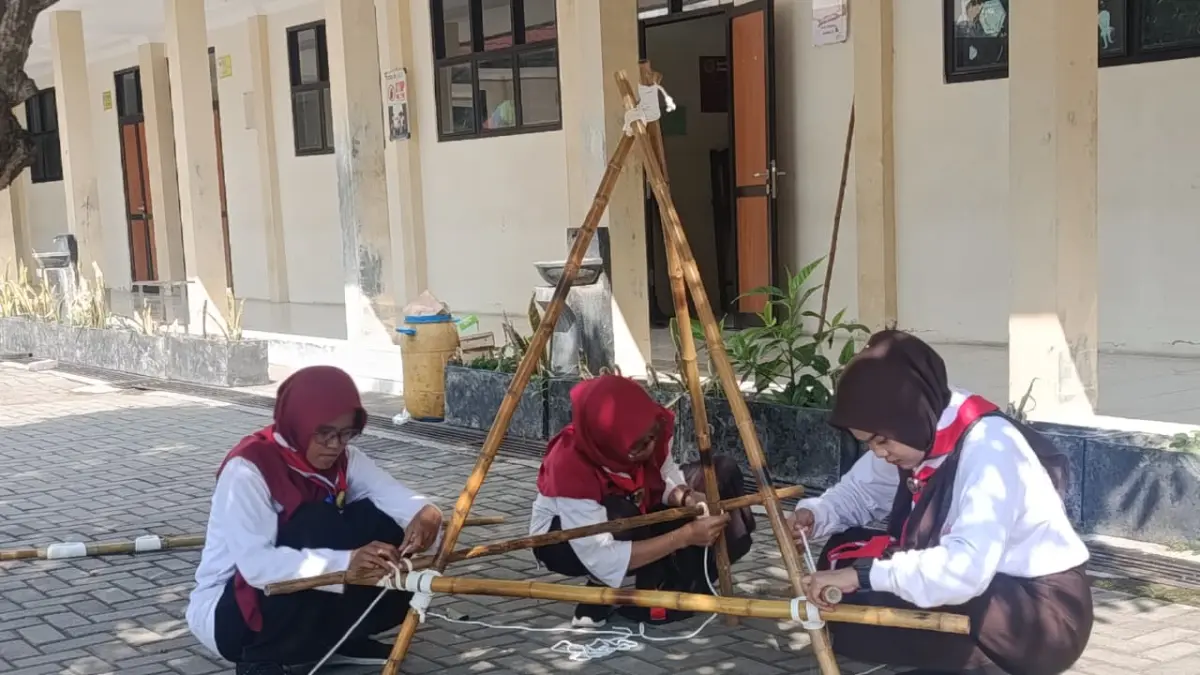 Kwarcab Kota Solo menggelar KMD bagi calon pembina pramuka di SMPN 21 Solo, Minggu (24/5). (ALFIDA NURCHOLISAH/RADAR SOLO)