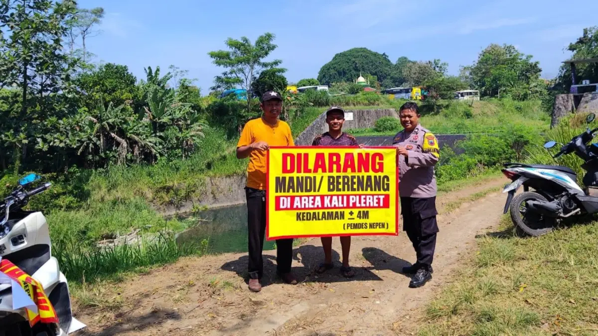 Larangan tegas yang dipasang Pemdes Nepen Boyolali di aliran Kali Pleret. (ABDUL KHOFID/RADAR SOLO)