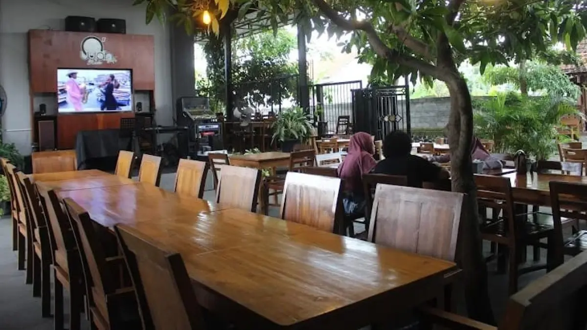 Owah Cafe yang didirikan Sukamto, pensiunan PNS guru seni di tengah sawah. (ISTIMEWA)