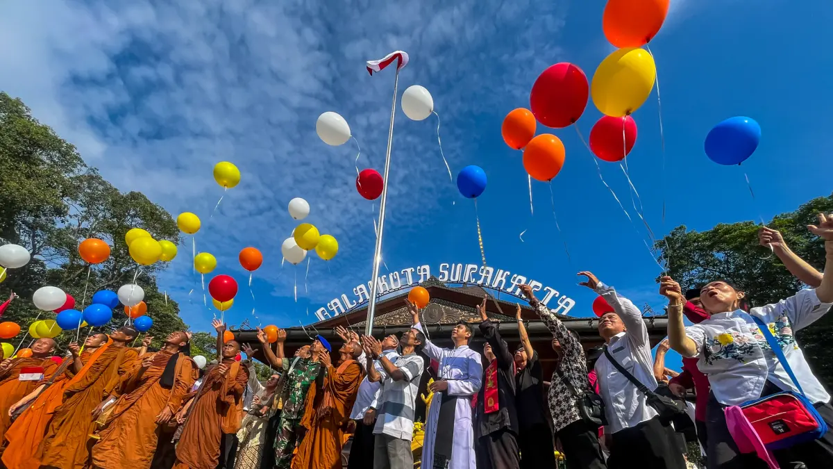Para biksu tudong bersama para tokoh agama di Kota Bengawan melepas balon toleransi. (M Ihsan/Radar Solo)