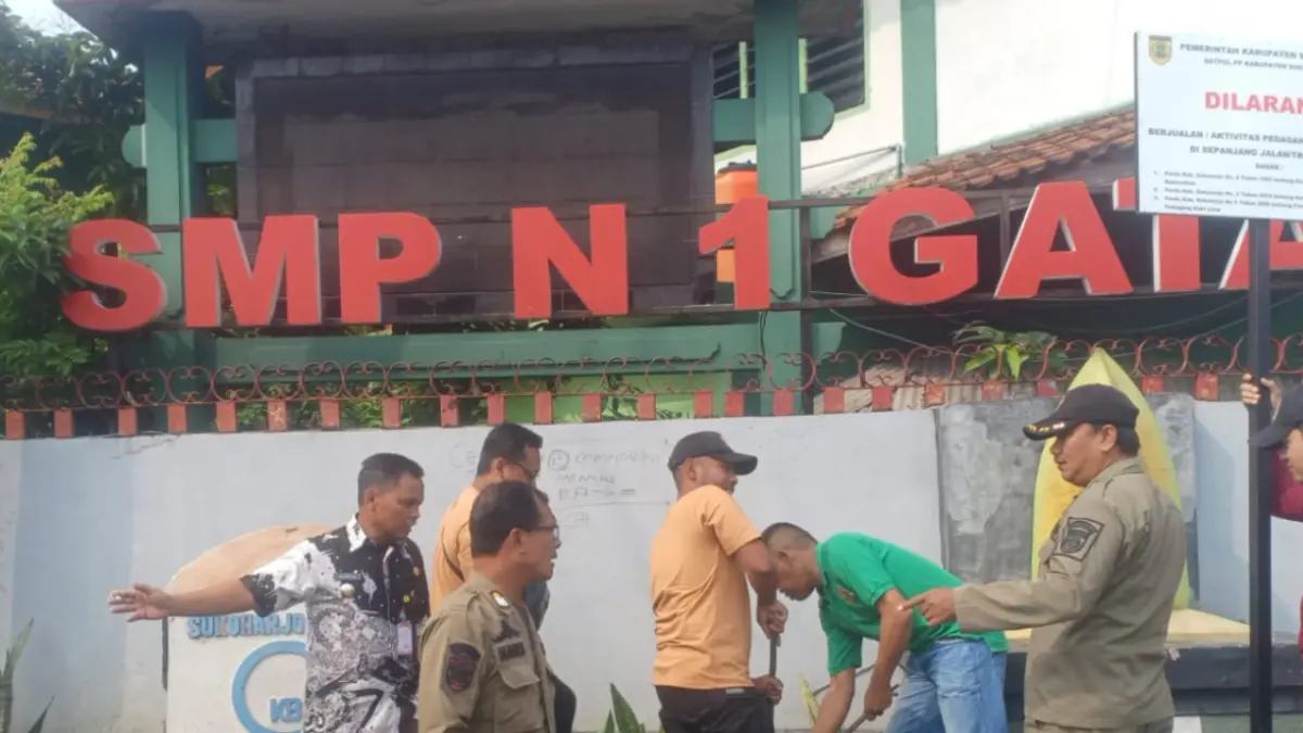 Pemasangan papan larangan berjualan bagi PKL di simpang empat SMPN 1 Gatak, Sukoharjo, Minggu (24/5). (IWAN KAWUL/RADAR SOLO)