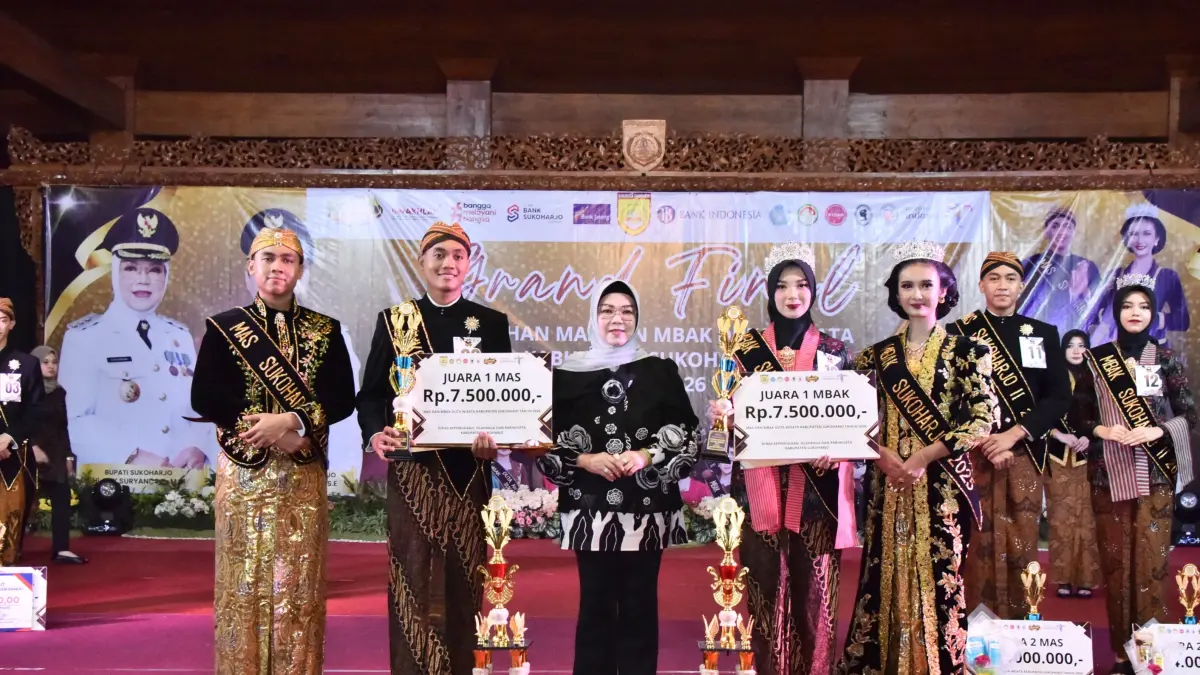Pemenang Grand Final Mas dan Mbak Duta Wisata Sukoharjo 2026 di Taman Budaya, Sabtu malam (23/5). (IWAN KAWUL/RADAR SOLO)