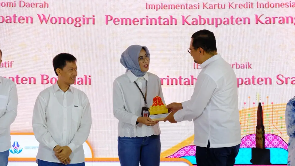 Pemkot Solo menerima penghargaan Adiparti Award dari BI yang diterima Wawali Astrid Widayani. (Humas Pemkot Solo)