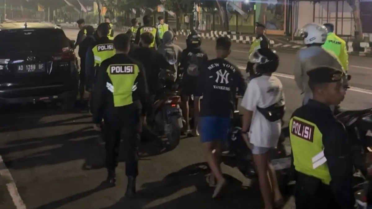 Pemotor yang terjaring operasi diminta berjalan kaki menggiring atau menuntun sepeda motor mereka dengan pengawalan petugas menuju ke Mapolres Sragen.