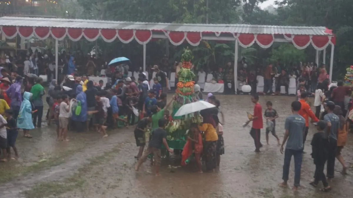 Pengunjung Festival Candi Kembar ke-7 di Desa Bugisan, Kecamatan Prambaman, Klaten saat berebut gunungan hasil bumi, Sabtu (23/5/2026). (Angga Purenda/Radar Solo)