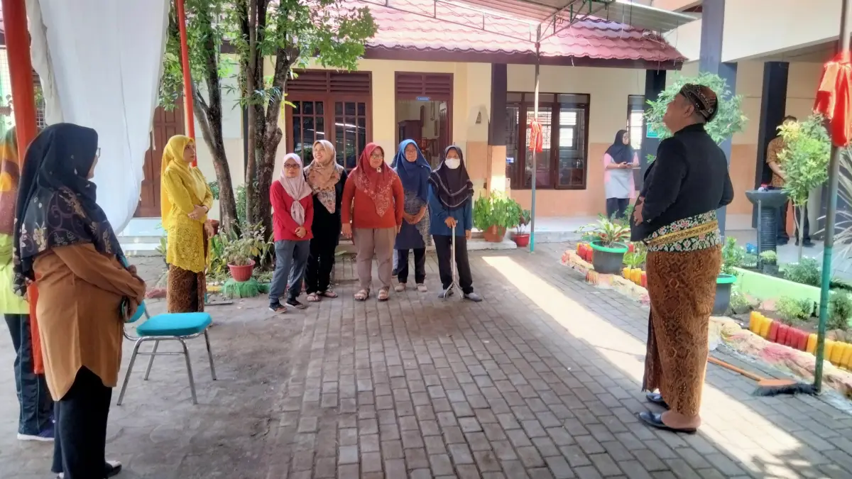 Persiapan salah satu SD negeri di Sukoharjo yang ditunjuk sebagai Sekolah Unggulan, yang rencananya akan di-launching oleh Disdikbud Sukoharjo, Senin (25/5). (IWAN KAWUL/RADAR SOLO)