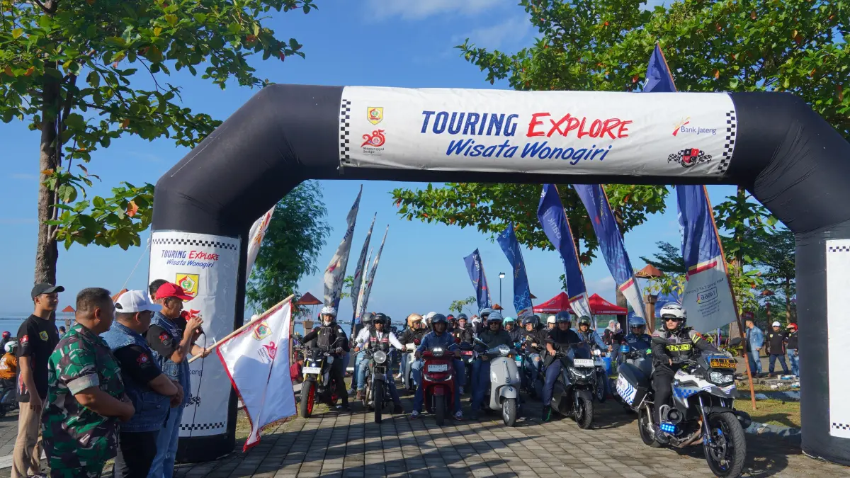 Peserta Touring Explore Wisata Wonogiri diberangkatkan Wabup Wonogiri Imron Rizkyarno, Minggu (24/5/2026). Kegiatan ini jadi Penutup Rangkaian Hari Jadi ke-285 Wonogiri. (IWAN ADI/RADAR SOLO) 